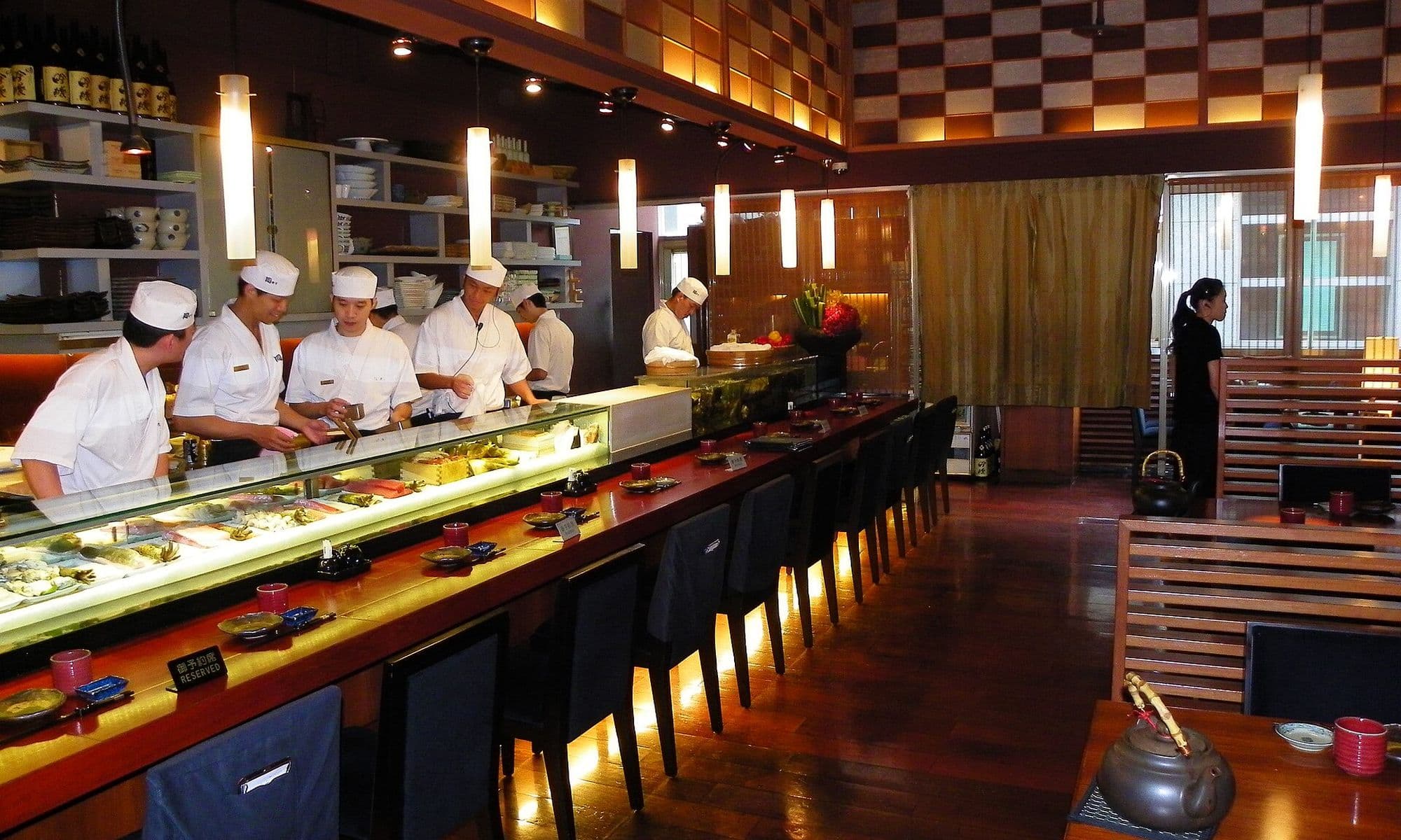 Japon lokantasında sushi tezgâhı